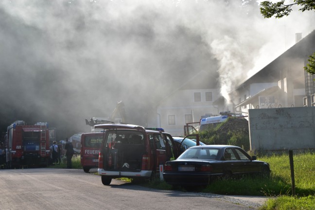 Zehn Feuerwehren bei Gebäudebrand in Putzleinsdorf im Einsatz
