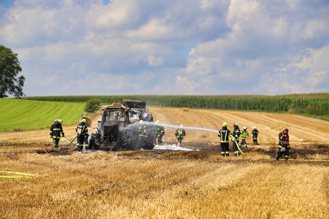 Sechs Feuerwehren bei Brand eines Traktors samt Ballenpresse auf Feld in Reichenthal im Einsatz