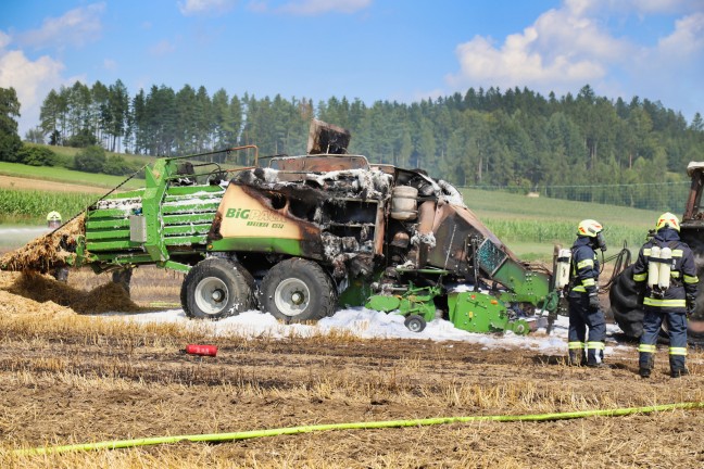 Sechs Feuerwehren bei Brand eines Traktors samt Ballenpresse auf Feld in Reichenthal im Einsatz