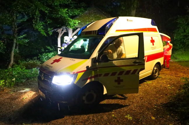 Rettung einer verletzten Person am Reinberg in Thalheim bei Wels während heftigem Gewitter