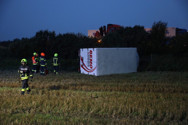 Klein-LKW bei Verkehrsunfall auf Welser Autobahn in Pucking über Böschung gestürzt