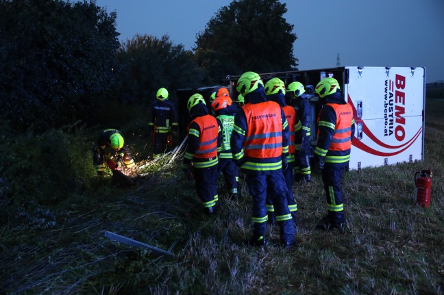 Klein-LKW bei Verkehrsunfall auf Welser Autobahn in Pucking über Böschung gestürzt