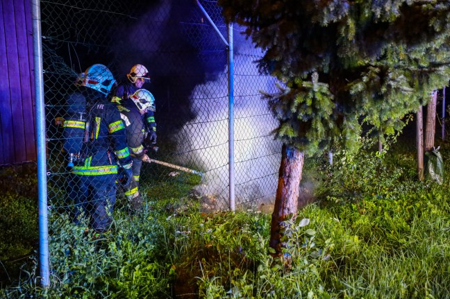 Feuerwehr bei Brand eines Müllgroßbehälters in Wels-Neustadt im Einsatz