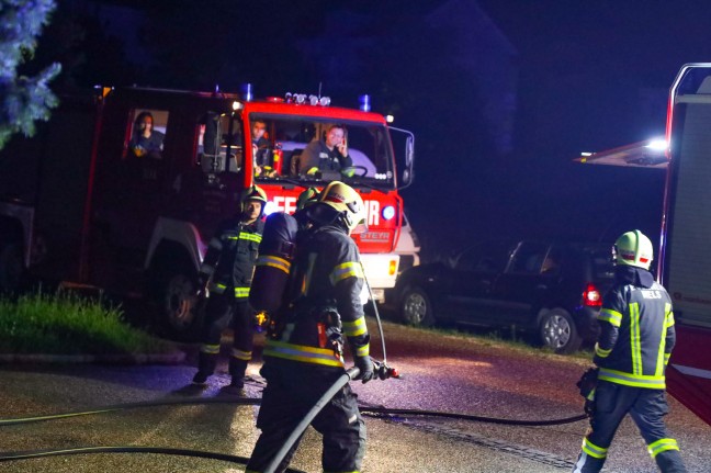 Feuerwehr bei Brand eines Müllgroßbehälters in Wels-Neustadt im Einsatz