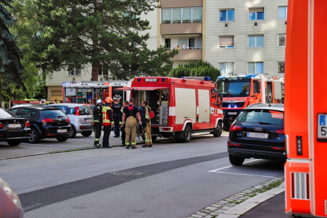 Größerer Einsatz der Feuerwehr bei Balkonbrand bei Mehrfamilienhaus in Linz-Innere Stadt