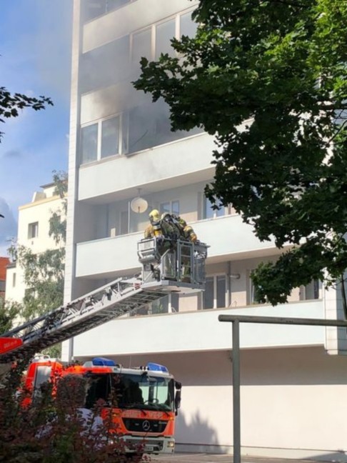 Größerer Einsatz der Feuerwehr bei Balkonbrand bei Mehrfamilienhaus in Linz-Innere Stadt