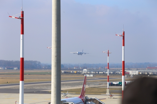 Transportriese Antonov An-124 am Blue Danube Airport in Hörsching gelandet