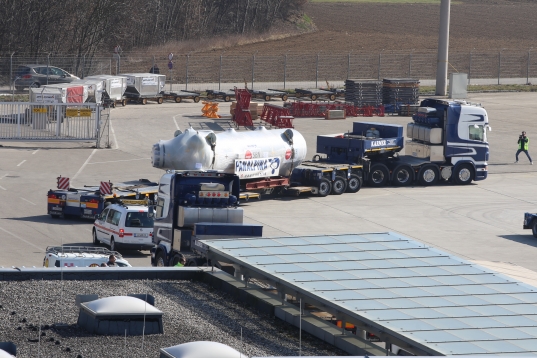 Transportriese Antonov An-124 am Blue Danube Airport in Hrsching gelandet