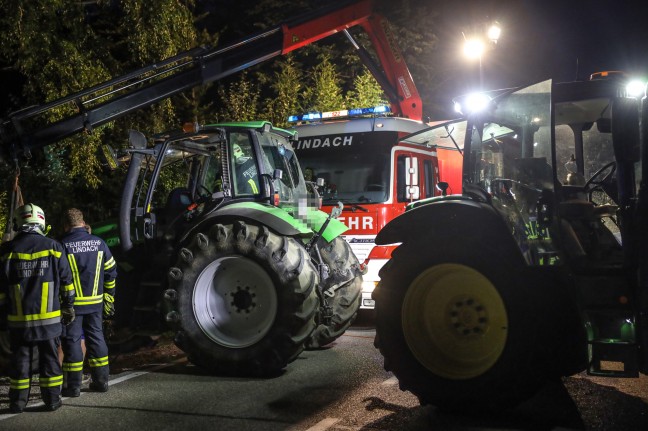 Schwierige Bergung nach Traktorunfall an Gemeindegrenze zwischen Laakirchen und Roitham am Traunfall