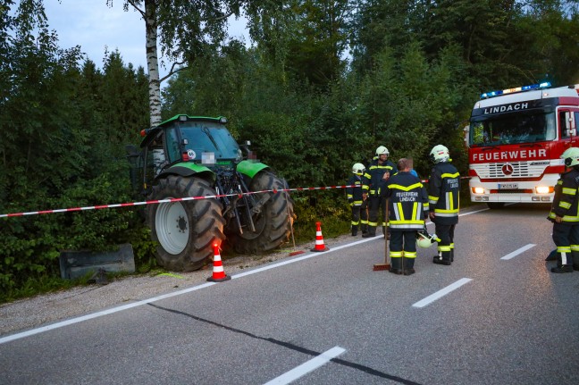 Schwierige Bergung nach Traktorunfall an Gemeindegrenze zwischen Laakirchen und Roitham am Traunfall