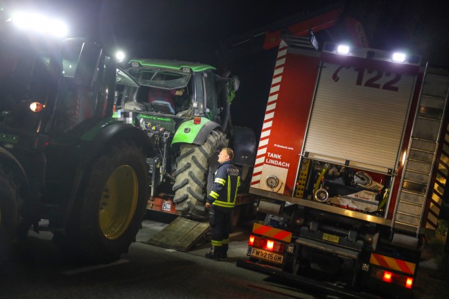 Schwierige Bergung nach Traktorunfall an Gemeindegrenze zwischen Laakirchen und Roitham am Traunfall
