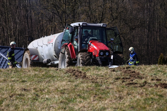 Traktor mit Güllefass rutschte in Schleißheim steilen Hang hinunter