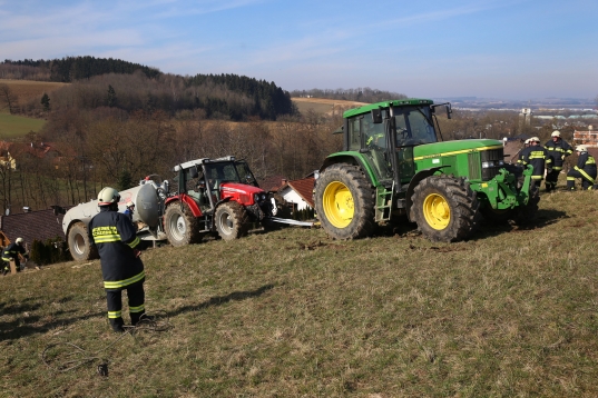 Traktor mit Güllefass rutschte in Schleißheim steilen Hang hinunter