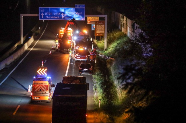 Schwierige Bergungsarbeiten nach Unfall zwischen PKW und LKW auf Westautobahn bei Vorchdorf