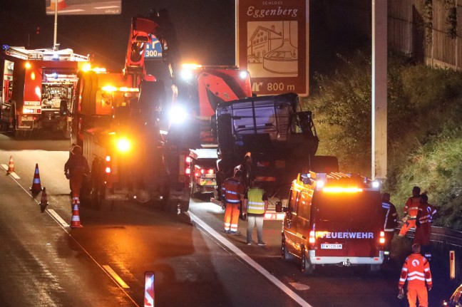 Schwierige Bergungsarbeiten nach Unfall zwischen PKW und LKW auf Westautobahn bei Vorchdorf