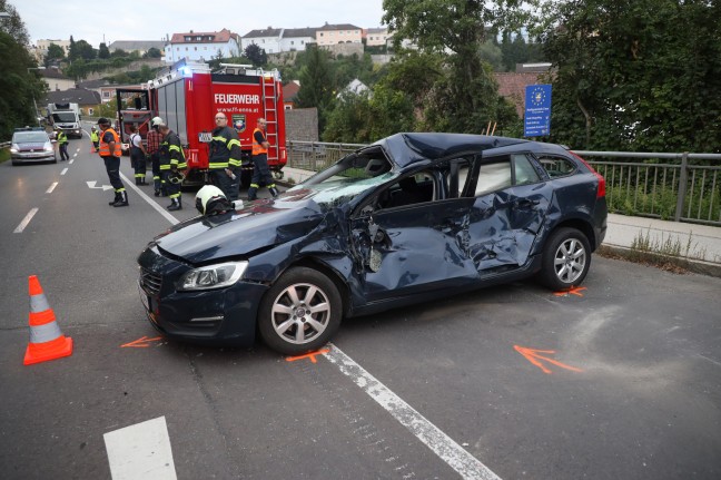 Kreuzungscrash in Enns: Lenker nach Verkehrsunfall mit LKW durch Feuerwehr aus Auto befreit