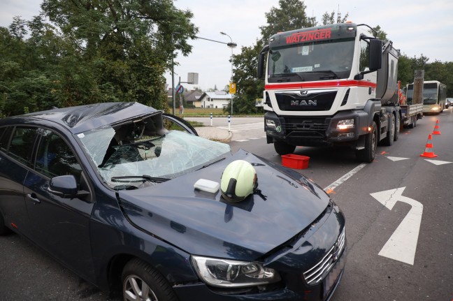 Kreuzungscrash in Enns: Lenker nach Verkehrsunfall mit LKW durch Feuerwehr aus Auto befreit