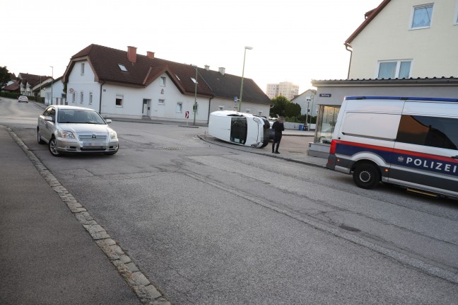 Kleintransporter bei Unfall in Wels-Neustadt überschlagen