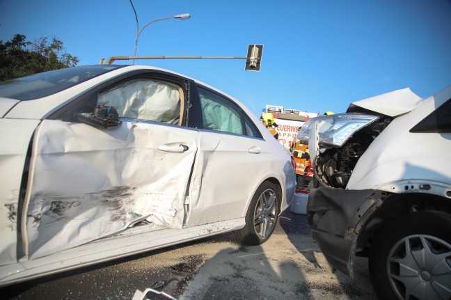 Kreuzungskollision zwischen PKW und Kleinbus auf Wiener Straße in Marchtrenk