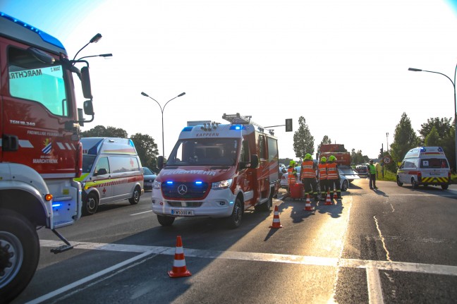 Kreuzungskollision zwischen PKW und Kleinbus auf Wiener Straße in Marchtrenk