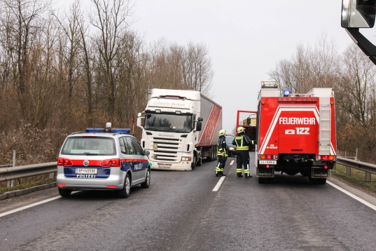 Verkehrsunfall mit mehreren Fahrzeugen auf der Kremstal Straße in Traun