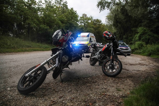 Verkehrsunfall mit zwei Mopeds und junger Fußgängerin in Weißkirchen an der Traun