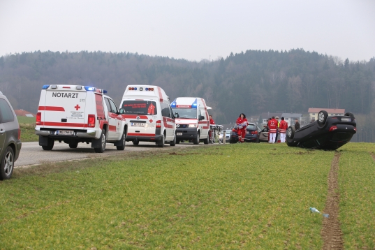 Eine Verletzte bei Fahrzeugüberschlag in Weißkirchen an der Traun