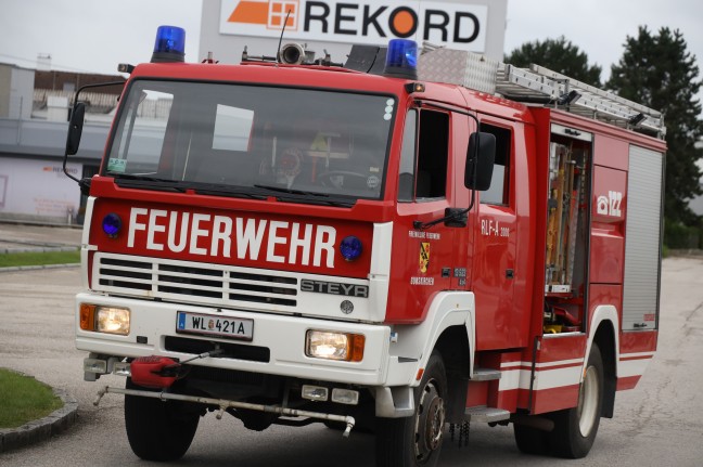 Schwere Kollision zwischen LKW und PKW auf Wiener Straße bei Gunskirchen