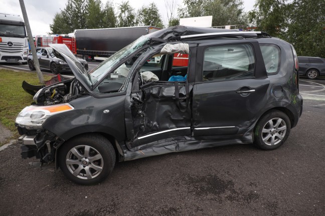 Autolenkerin nach Crash mit LKW in Asten durch Feuerwehr aus Unfallfahrzeug befreit