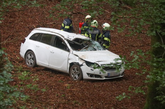 Auto bei Eberschwang von Straße abgekommen und in steiles Waldstück abgestürzt