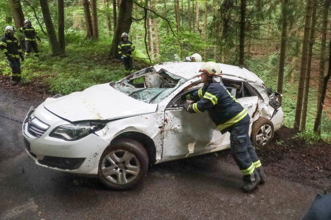 Auto bei Eberschwang von Straße abgekommen und in steiles Waldstück abgestürzt