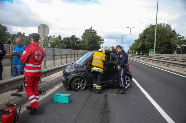 Auto bei Unfall auf Traunbrücke der Pyhrnpass Straße zwischen Thalheim bei Wels und Wels umgekippt
