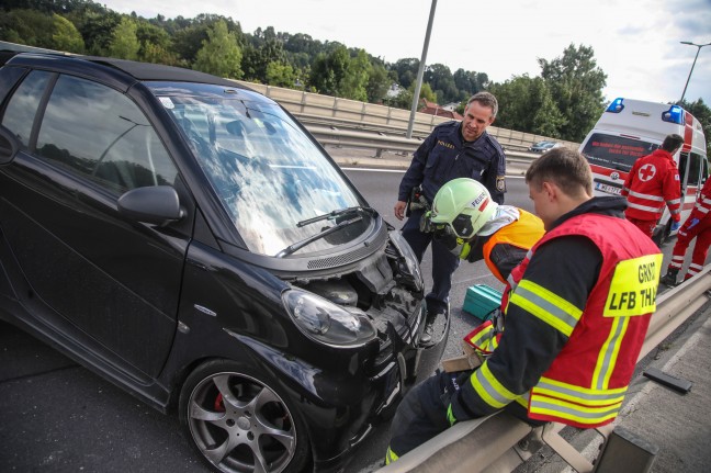 Auto bei Unfall auf Traunbrücke der Pyhrnpass Straße zwischen Thalheim bei Wels und Wels umgekippt