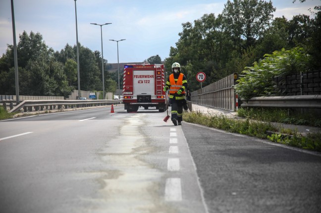 Auto bei Unfall auf Traunbrücke der Pyhrnpass Straße zwischen Thalheim bei Wels und Wels umgekippt