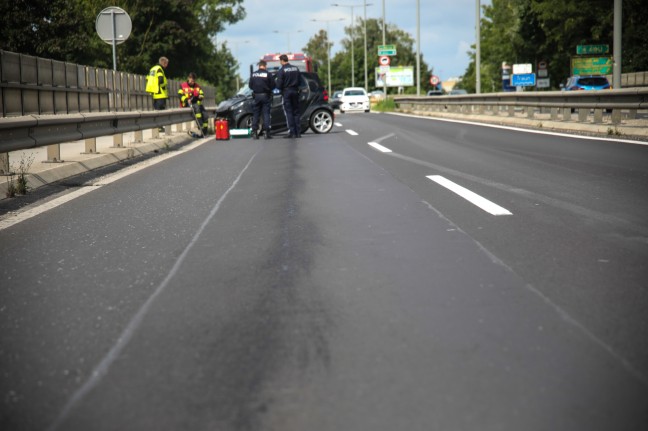 Auto bei Unfall auf Traunbrücke der Pyhrnpass Straße zwischen Thalheim bei Wels und Wels umgekippt