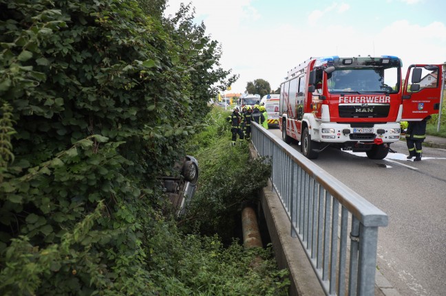 Schwerer Verkehrsunfall in Waizenkirchen - Überschlagenes Auto am Dach liegend im Wegbach gelandet