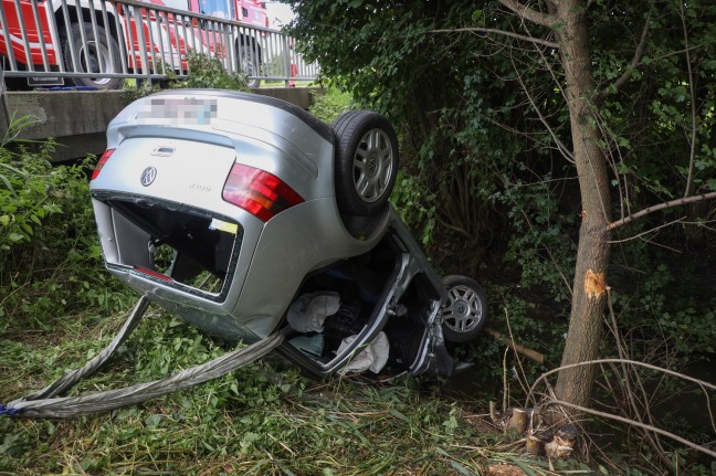 Schwerer Verkehrsunfall in Waizenkirchen - berschlagenes Auto am Dach liegend im Wegbach gelandet