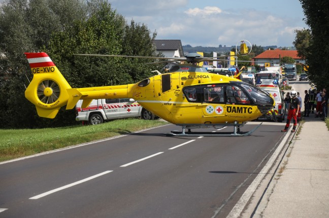 Schwerer Verkehrsunfall in Waizenkirchen - Überschlagenes Auto am Dach liegend im Wegbach gelandet