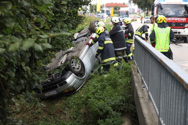 Schwerer Verkehrsunfall in Waizenkirchen - Überschlagenes Auto am Dach liegend im Wegbach gelandet