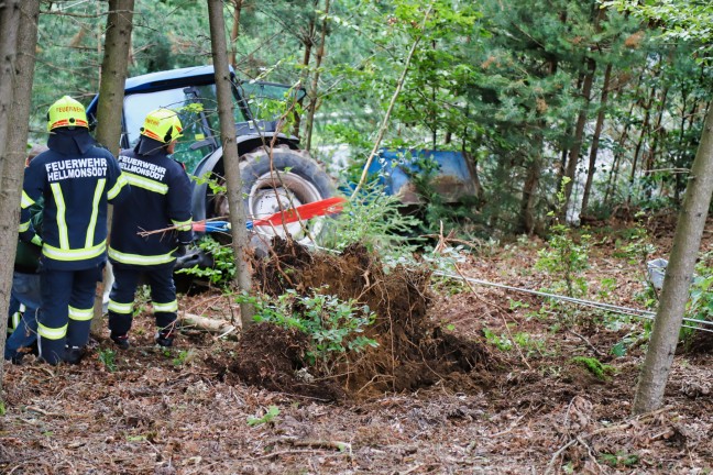 Traktor drohte abzustürzen: Einsatzkräfte bei schwieriger Traktorbergung in Hellmonsödt im Einsatz