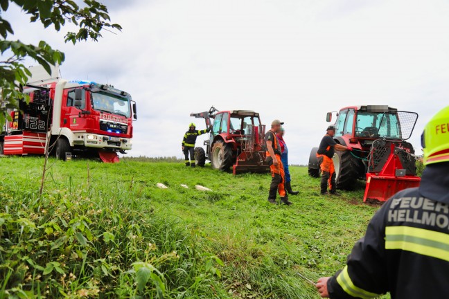Traktor drohte abzustürzen: Einsatzkräfte bei schwieriger Traktorbergung in Hellmonsödt im Einsatz