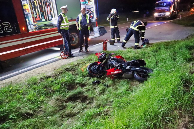 Kollision zwischen Moped und Motorrad in Luftenberg an der Donau endet mit zwei Schwerverletzten