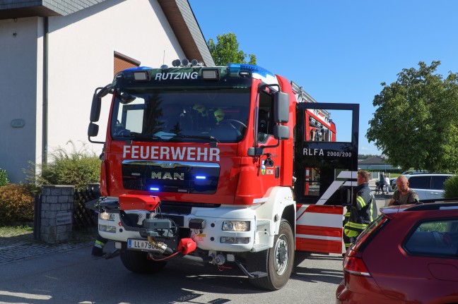 Personenrettung: Verletzte Frau in Traun durch Feuerwehr aus Poolschacht gerettet