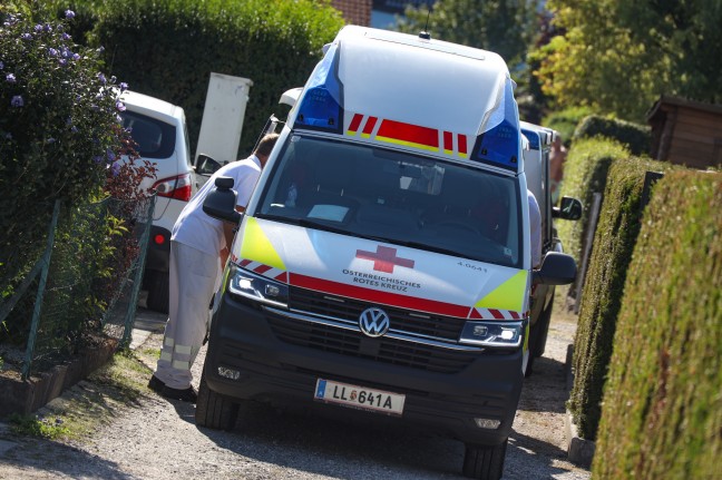Personenrettung: Verletzte Frau in Traun durch Feuerwehr aus Poolschacht gerettet