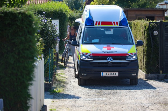 Personenrettung: Verletzte Frau in Traun durch Feuerwehr aus Poolschacht gerettet