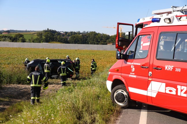 Lenker nach Autoüberschlag auf Eferdinger Straße bei Hinzenbach aus Unfallfahrzeug gerettet