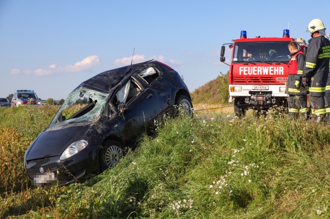 Lenker nach Autoüberschlag auf Eferdinger Straße bei Hinzenbach aus Unfallfahrzeug gerettet