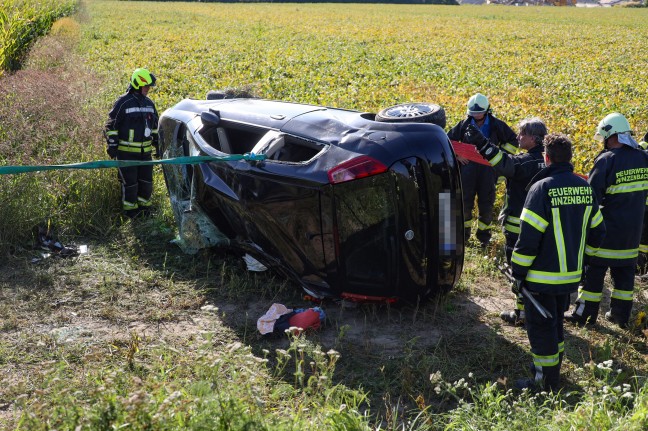 Lenker nach Autoüberschlag auf Eferdinger Straße bei Hinzenbach aus Unfallfahrzeug gerettet