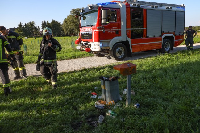 Feuerwehr und Polizei bei Kleinbrand entlang eines Fuweges in Wels-Vogelweide im Einsatz