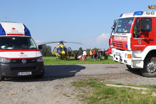 Personenrettung: Arbeiter bei Sturz von der Leiter in Prambachkirchen schwer verletzt
